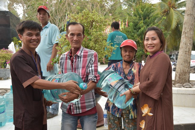Chương trình trao tặng “Giọt nước nghĩa tình” đến người dân huyện Bình Đại, Bến Tre