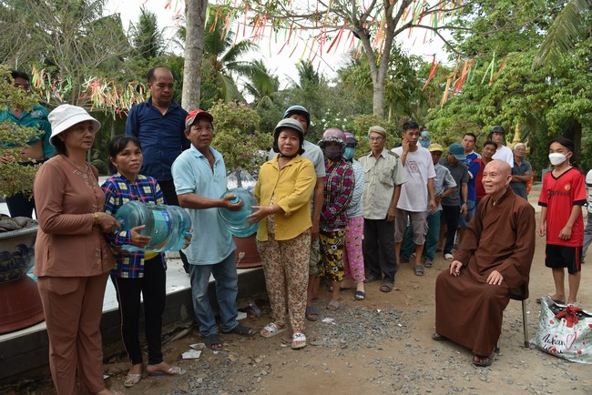 Chương trình trao tặng “Giọt nước nghĩa tình” đến người dân huyện Bình Đại, Bến Tre