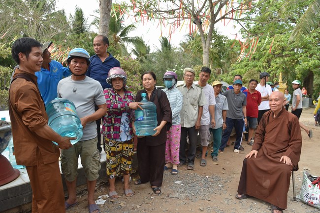 Chương trình trao tặng “Giọt nước nghĩa tình” đến người dân huyện Bình Đại, Bến Tre
