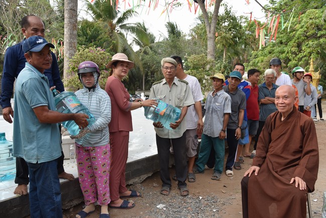 Chương trình trao tặng “Giọt nước nghĩa tình” đến người dân huyện Bình Đại, Bến Tre