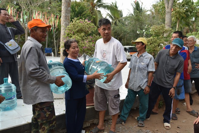 Chương trình trao tặng “Giọt nước nghĩa tình” đến người dân huyện Bình Đại, Bến Tre