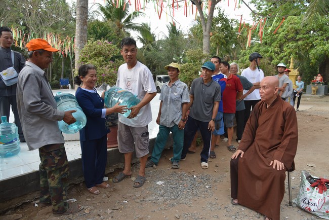 Chương trình trao tặng “Giọt nước nghĩa tình” đến người dân huyện Bình Đại, Bến Tre