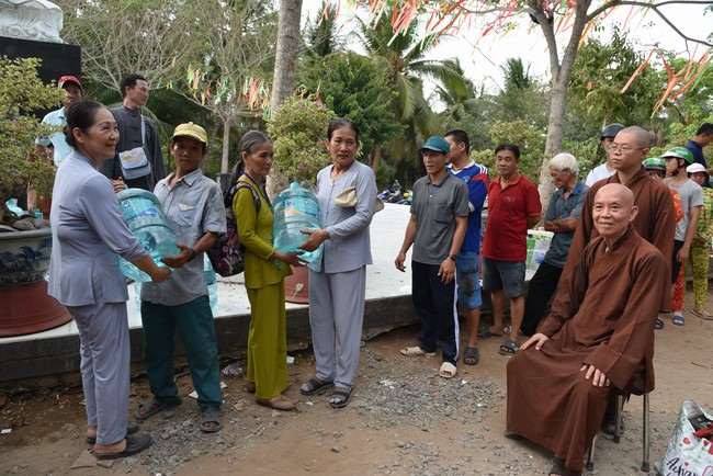 Chương trình trao tặng “Giọt nước nghĩa tình” đến người dân huyện Bình Đại, Bến Tre