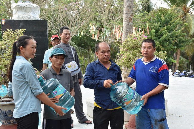 Chương trình trao tặng “Giọt nước nghĩa tình” đến người dân huyện Bình Đại, Bến Tre