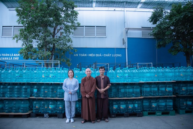 Chương trình trao tặng “Giọt nước nghĩa tình” đến người dân huyện Bình Đại, Bến Tre