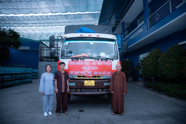 Chương trình trao tặng “Giọt nước nghĩa tình” đến người dân huyện Bình Đại, Bến Tre