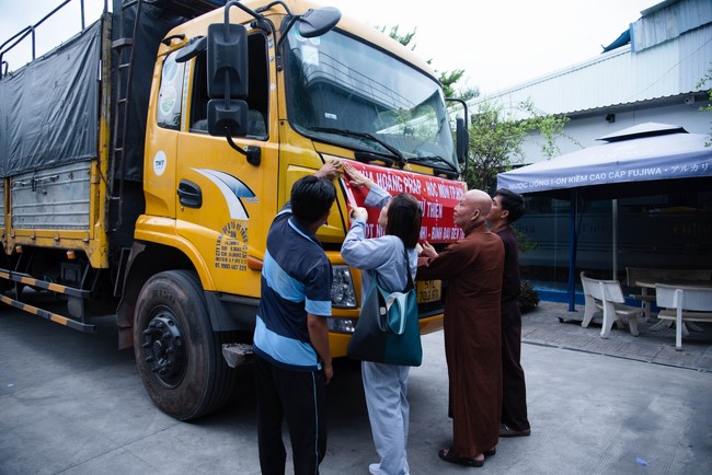 Chương trình trao tặng “Giọt nước nghĩa tình” đến người dân huyện Bình Đại, Bến Tre