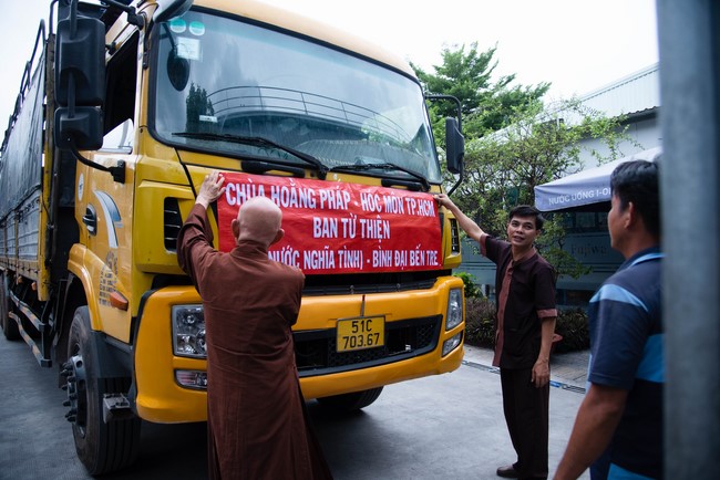 Chương trình trao tặng “Giọt nước nghĩa tình” đến người dân huyện Bình Đại, Bến Tre