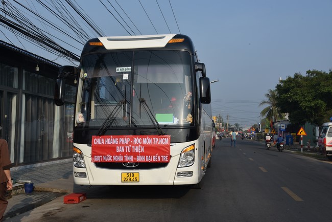 Chương trình trao tặng “Giọt nước nghĩa tình” đến người dân huyện Bình Đại, Bến Tre