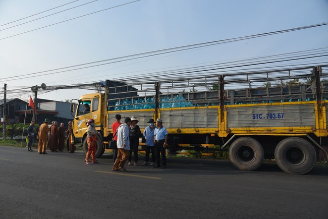 Chương trình trao tặng “Giọt nước nghĩa tình” đến người dân huyện Bình Đại, Bến Tre