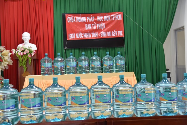 Chương trình trao tặng “Giọt nước nghĩa tình” đến người dân huyện Bình Đại, Bến Tre