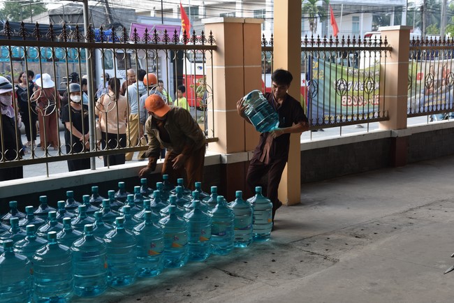 Chương trình trao tặng “Giọt nước nghĩa tình” đến người dân huyện Bình Đại, Bến Tre