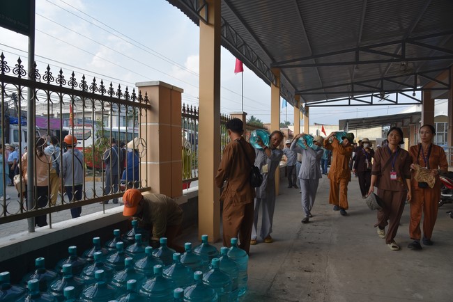 Chương trình trao tặng “Giọt nước nghĩa tình” đến người dân huyện Bình Đại, Bến Tre