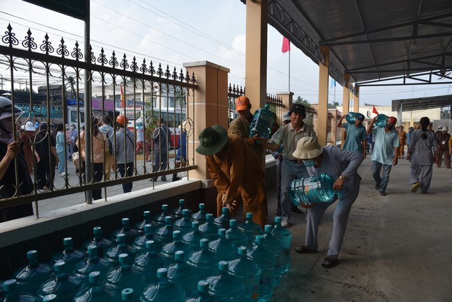 Chương trình trao tặng “Giọt nước nghĩa tình” đến người dân huyện Bình Đại, Bến Tre
