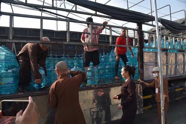 Chương trình trao tặng “Giọt nước nghĩa tình” đến người dân huyện Bình Đại, Bến Tre