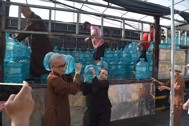 Chương trình trao tặng “Giọt nước nghĩa tình” đến người dân huyện Bình Đại, Bến Tre