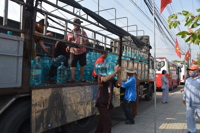 Chương trình trao tặng “Giọt nước nghĩa tình” đến người dân huyện Bình Đại, Bến Tre