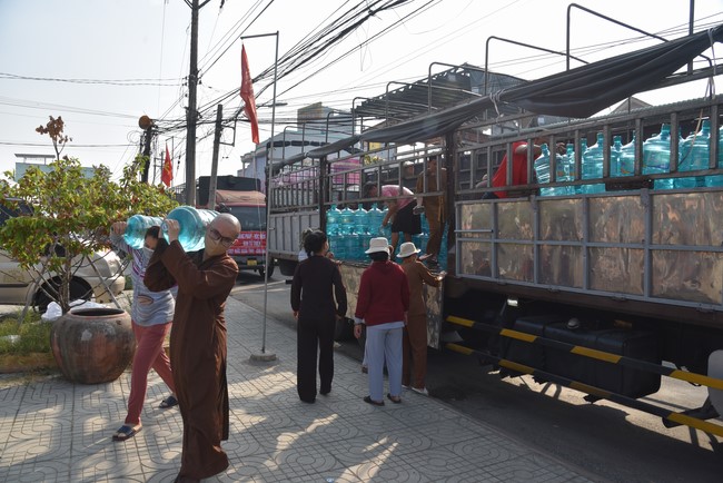 Chương trình trao tặng “Giọt nước nghĩa tình” đến người dân huyện Bình Đại, Bến Tre