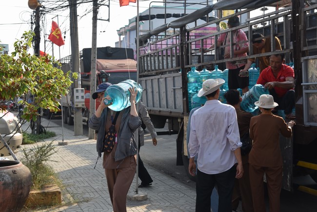 Chương trình trao tặng “Giọt nước nghĩa tình” đến người dân huyện Bình Đại, Bến Tre