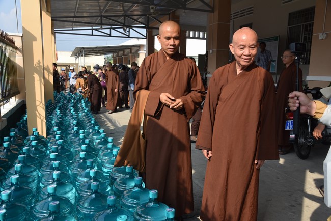 Chương trình trao tặng “Giọt nước nghĩa tình” đến người dân huyện Bình Đại, Bến Tre