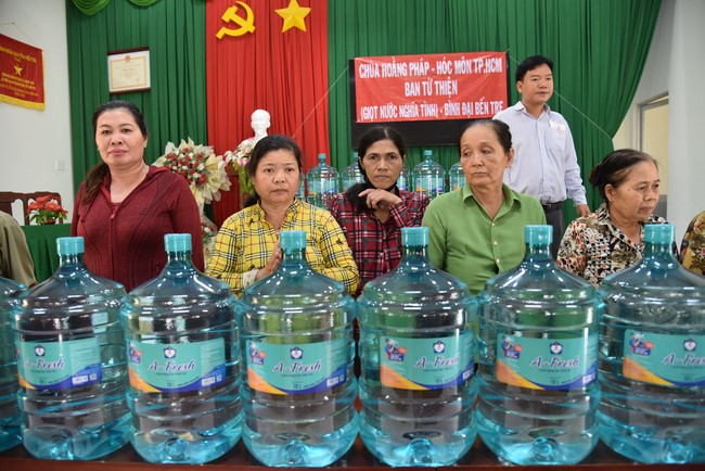 Chương trình trao tặng “Giọt nước nghĩa tình” đến người dân huyện Bình Đại, Bến Tre