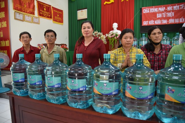 Chương trình trao tặng “Giọt nước nghĩa tình” đến người dân huyện Bình Đại, Bến Tre