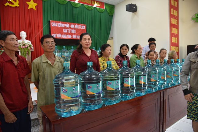 Chương trình trao tặng “Giọt nước nghĩa tình” đến người dân huyện Bình Đại, Bến Tre