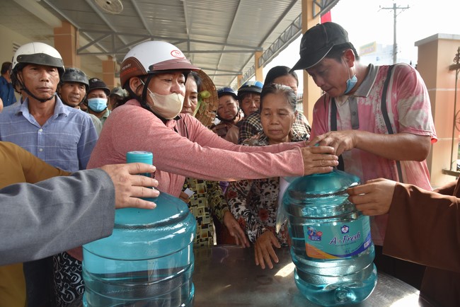 Chương trình trao tặng “Giọt nước nghĩa tình” đến người dân huyện Bình Đại, Bến Tre