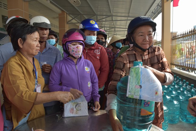 Chương trình trao tặng “Giọt nước nghĩa tình” đến người dân huyện Bình Đại, Bến Tre