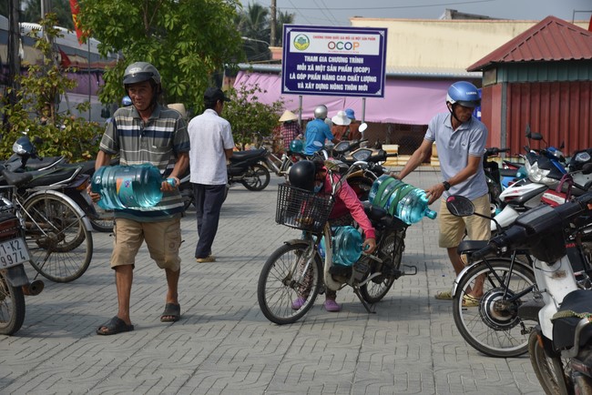 Chương trình trao tặng “Giọt nước nghĩa tình” đến người dân huyện Bình Đại, Bến Tre