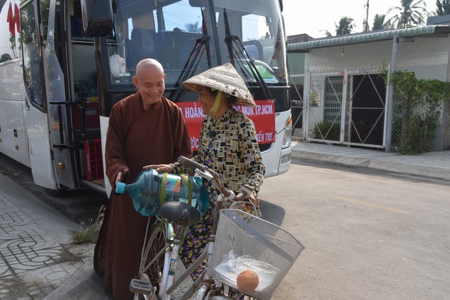 Chương trình trao tặng “Giọt nước nghĩa tình” đến người dân huyện Bình Đại, Bến Tre