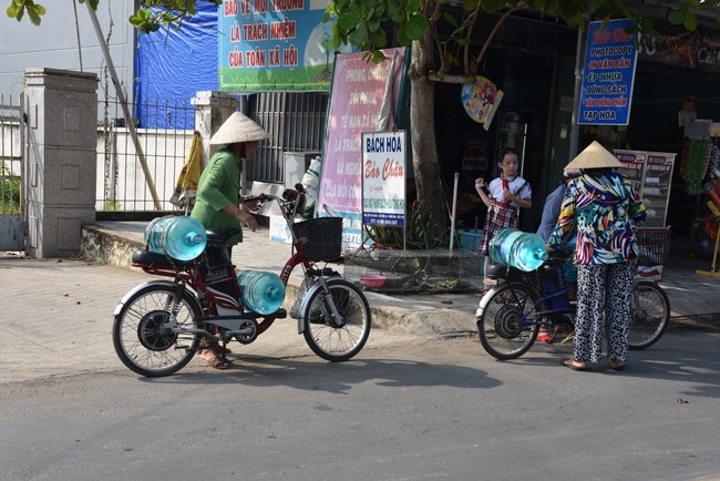 Chương trình trao tặng “Giọt nước nghĩa tình” đến người dân huyện Bình Đại, Bến Tre