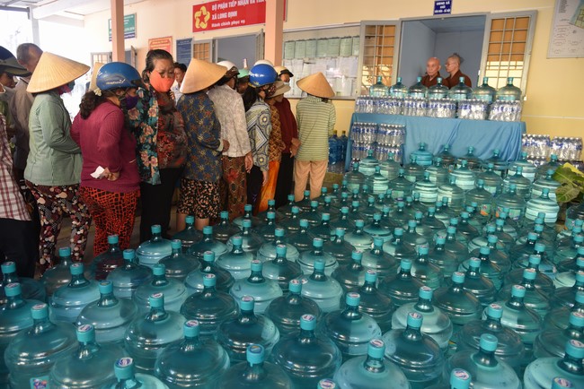 Chương trình trao tặng “Giọt nước nghĩa tình” đến người dân huyện Bình Đại, Bến Tre