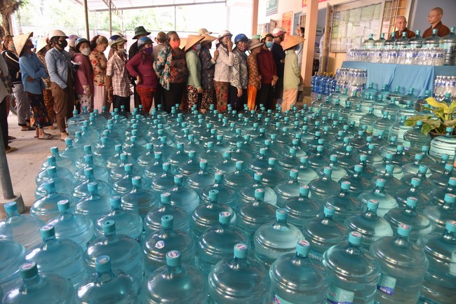 Chương trình trao tặng “Giọt nước nghĩa tình” đến người dân huyện Bình Đại, Bến Tre