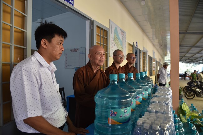 Chương trình trao tặng “Giọt nước nghĩa tình” đến người dân huyện Bình Đại, Bến Tre