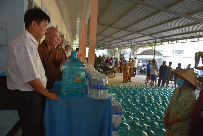 Chương trình trao tặng “Giọt nước nghĩa tình” đến người dân huyện Bình Đại, Bến Tre