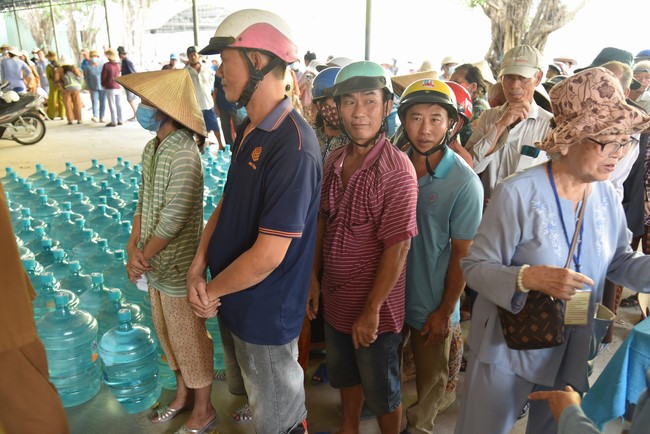 Chương trình trao tặng “Giọt nước nghĩa tình” đến người dân huyện Bình Đại, Bến Tre