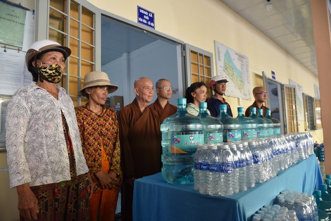 Chương trình trao tặng “Giọt nước nghĩa tình” đến người dân huyện Bình Đại, Bến Tre