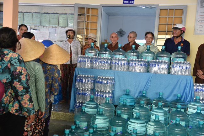 Chương trình trao tặng “Giọt nước nghĩa tình” đến người dân huyện Bình Đại, Bến Tre