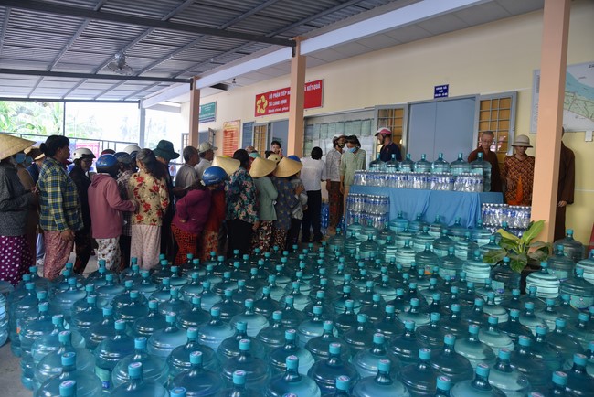 Chương trình trao tặng “Giọt nước nghĩa tình” đến người dân huyện Bình Đại, Bến Tre