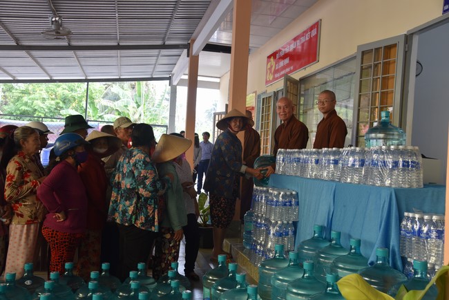 Chương trình trao tặng “Giọt nước nghĩa tình” đến người dân huyện Bình Đại, Bến Tre