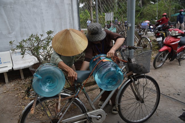 Chương trình trao tặng “Giọt nước nghĩa tình” đến người dân huyện Bình Đại, Bến Tre