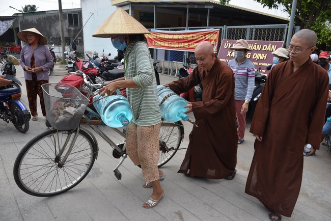 Chương trình trao tặng “Giọt nước nghĩa tình” đến người dân huyện Bình Đại, Bến Tre