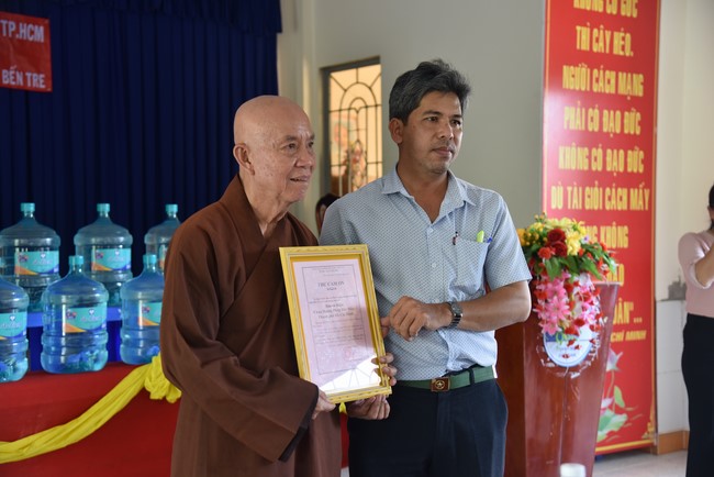 Chương trình trao tặng “Giọt nước nghĩa tình” đến người dân huyện Bình Đại, Bến Tre