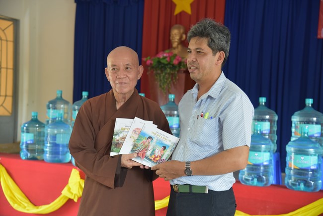 Chương trình trao tặng “Giọt nước nghĩa tình” đến người dân huyện Bình Đại, Bến Tre