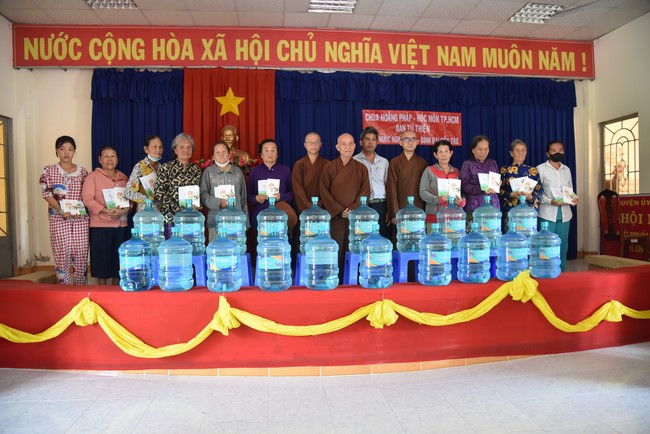 Chương trình trao tặng “Giọt nước nghĩa tình” đến người dân huyện Bình Đại, Bến Tre