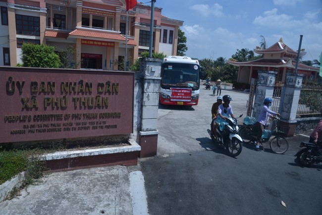 Chương trình trao tặng “Giọt nước nghĩa tình” đến người dân huyện Bình Đại, Bến Tre