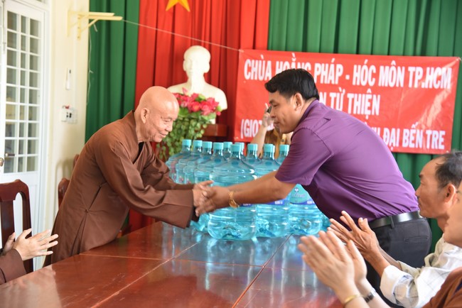 Chương trình trao tặng “Giọt nước nghĩa tình” đến người dân huyện Bình Đại, Bến Tre