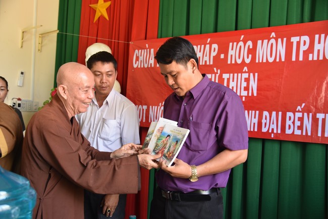 Chương trình trao tặng “Giọt nước nghĩa tình” đến người dân huyện Bình Đại, Bến Tre