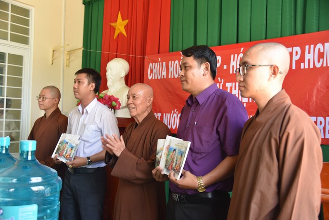 Chương trình trao tặng “Giọt nước nghĩa tình” đến người dân huyện Bình Đại, Bến Tre